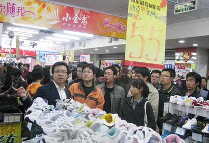 購物廣場組織儲備管理干部觀摩市區各實體